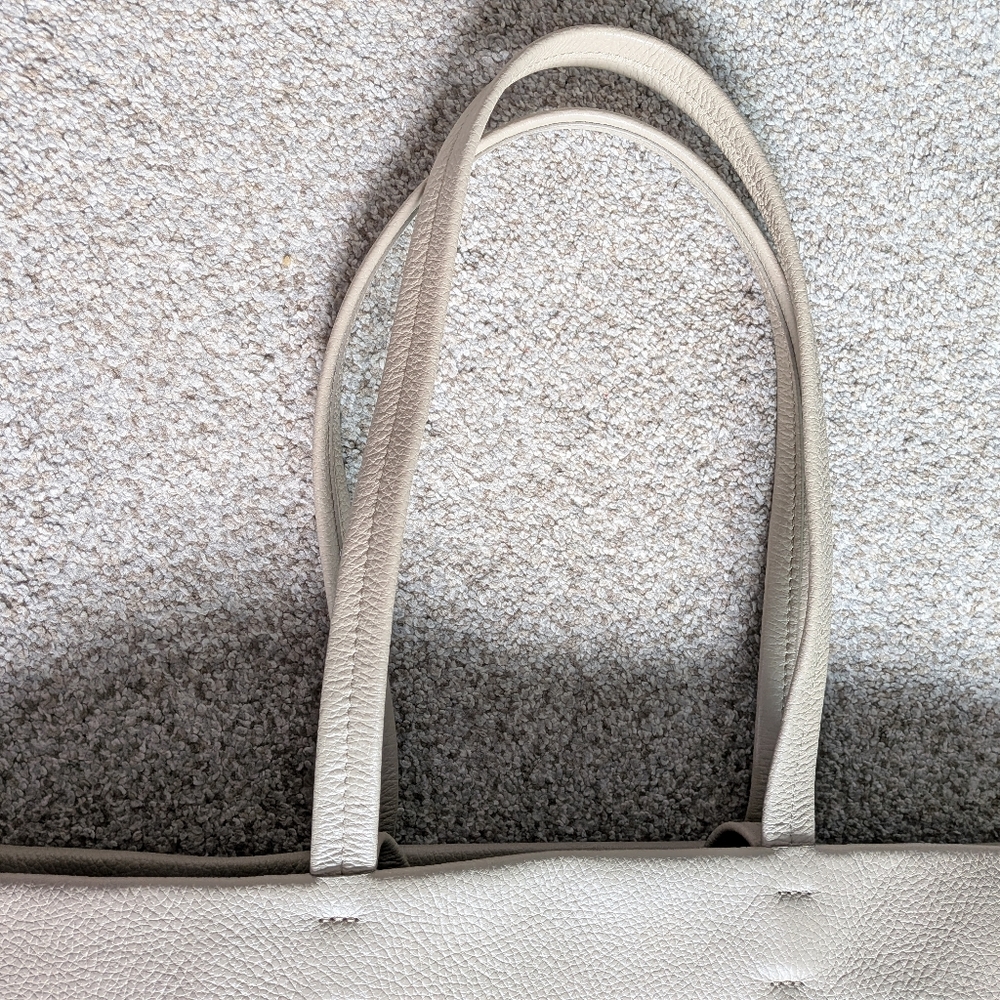 Cuyana Clasic Easy Tote in Cream Leather - Picture 2 of 5